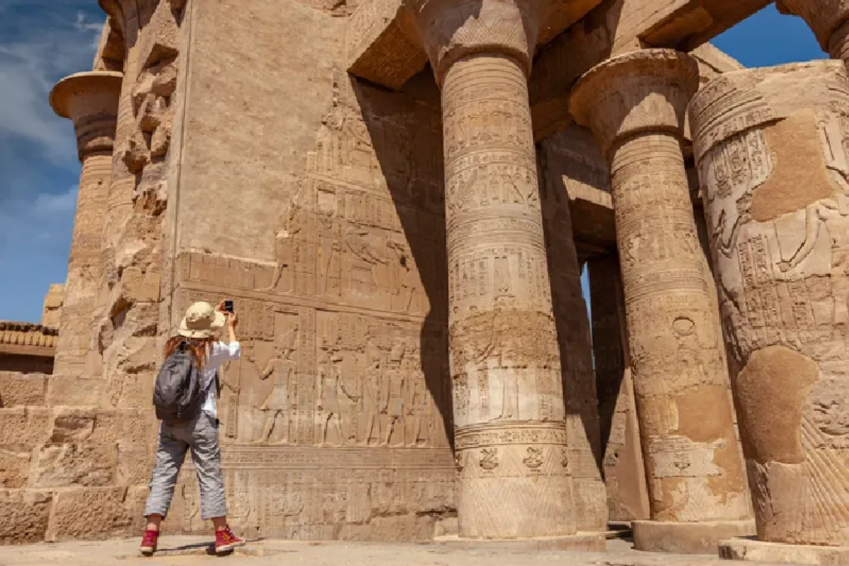 Mujer tomando una foto en el Templo de Karnak, Egipto , Crucero por Egipto