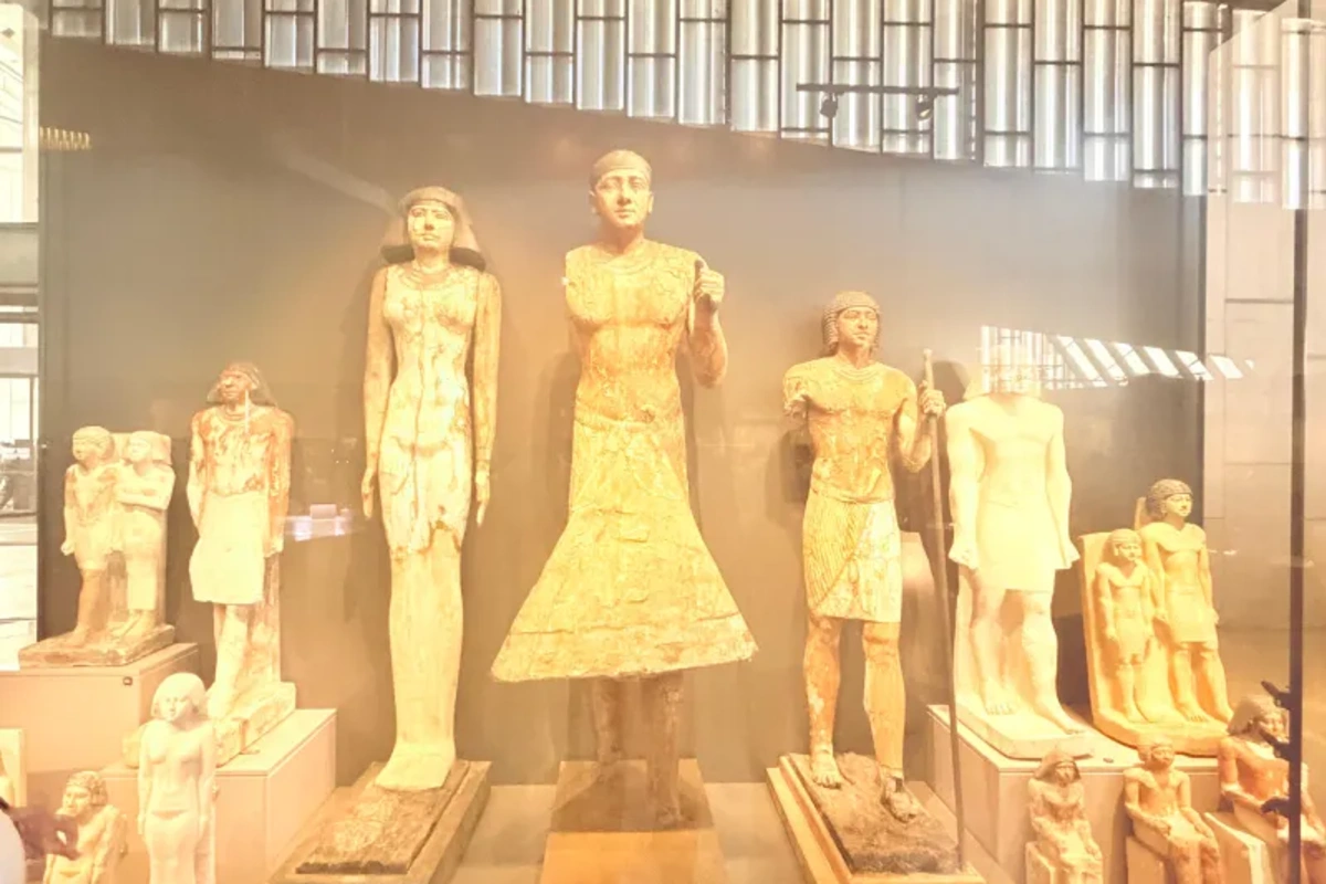 Colección de antiguas estatuas egipcias expuestas en el Gran Museo Egipcio de Guiza , Crucero por Egipto