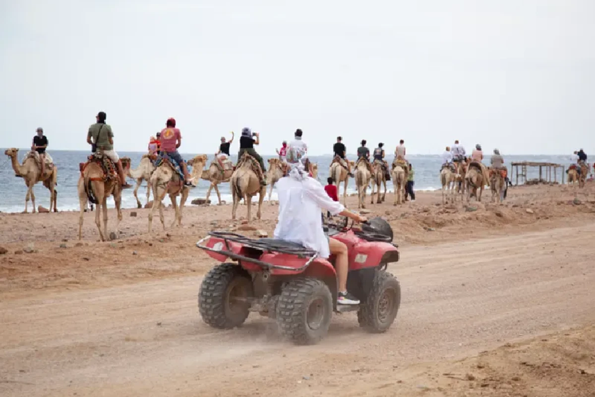 Turistas en un safari por el desierto conduciendo quads en Sharm El Sheikh , Viajes Organizados a Egipto