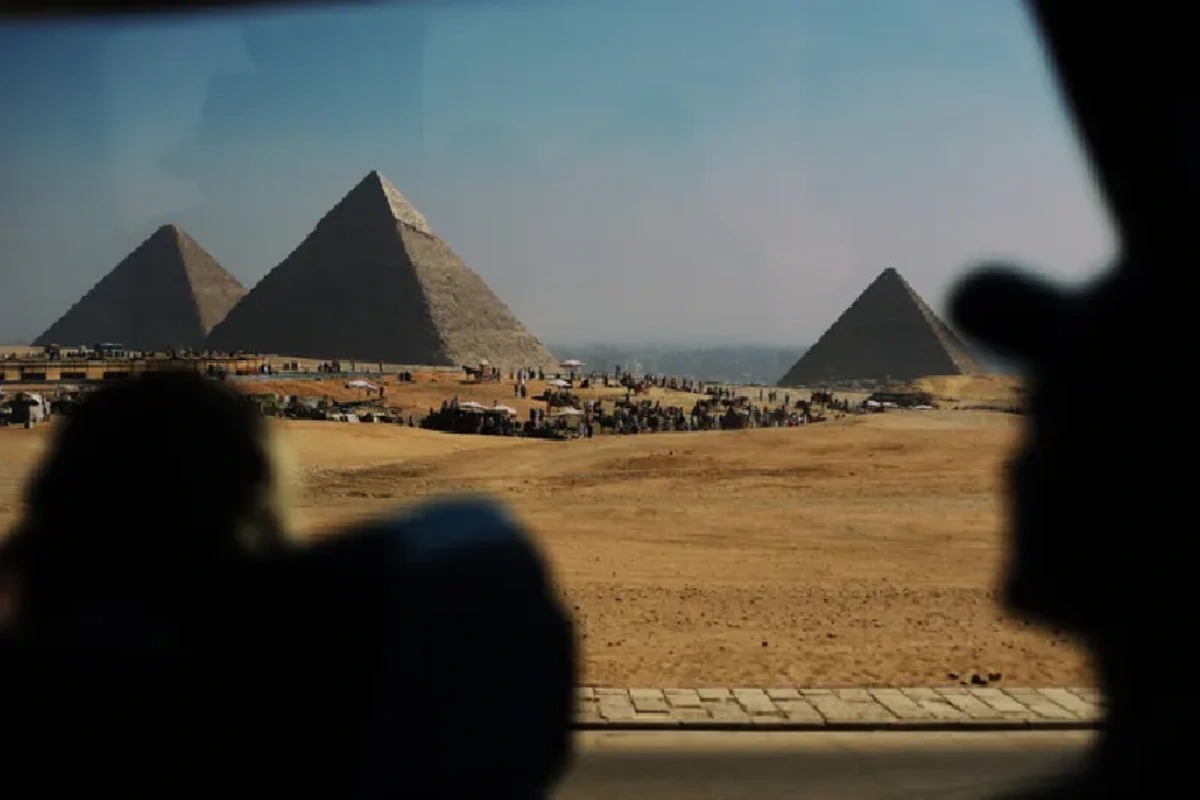 Las pirámides de Egipto vistas desde la ventana de un autobús en movimiento , El mejor viaje organizado a Egipto