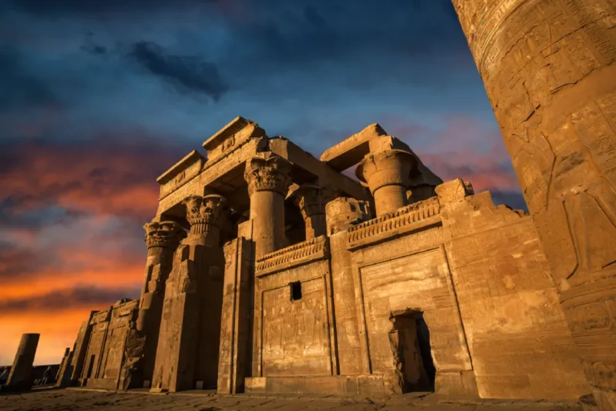 Vista del Templo de Kom Ombo iluminado por la noche, Crucero por el Nilo de lujo