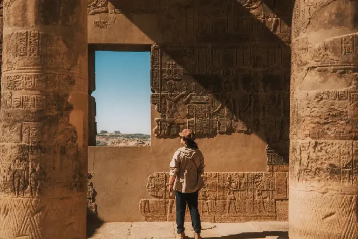 Mujer asiática adulta en el interior del Templo de Horus en Edfu, Crucero por el Nilo de lujo