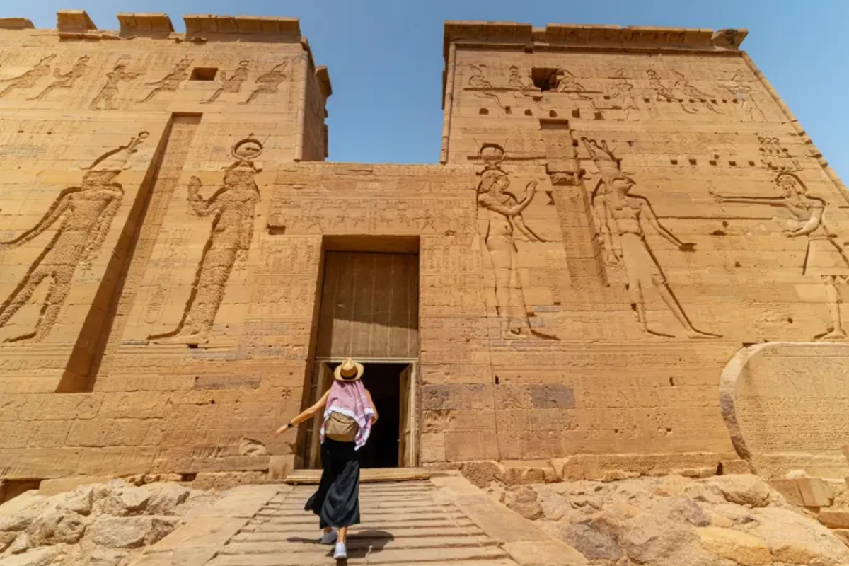 Mujer caminando por el Templo de Filae, también conocido como Templo de Isis, en Asuán, Egipto, Crucero por el Nilo de lujo