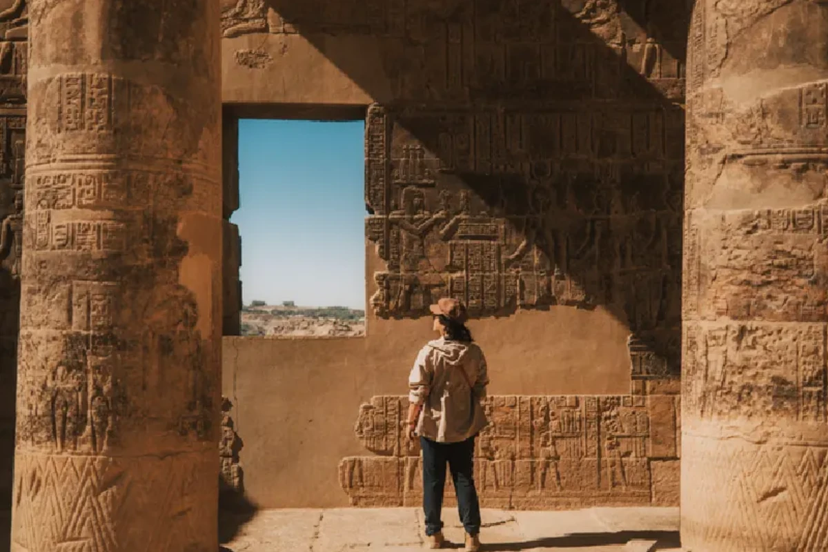 Mujer asiática adulta en el interior del Templo de Horus en Edfu , Viaje a Egipto con Crucero por el Nilo