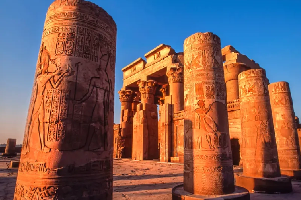 Templo egipcio de Kom Ombo a orillas del río Nilo , Viaje a Egipto con Crucero por el Nilo