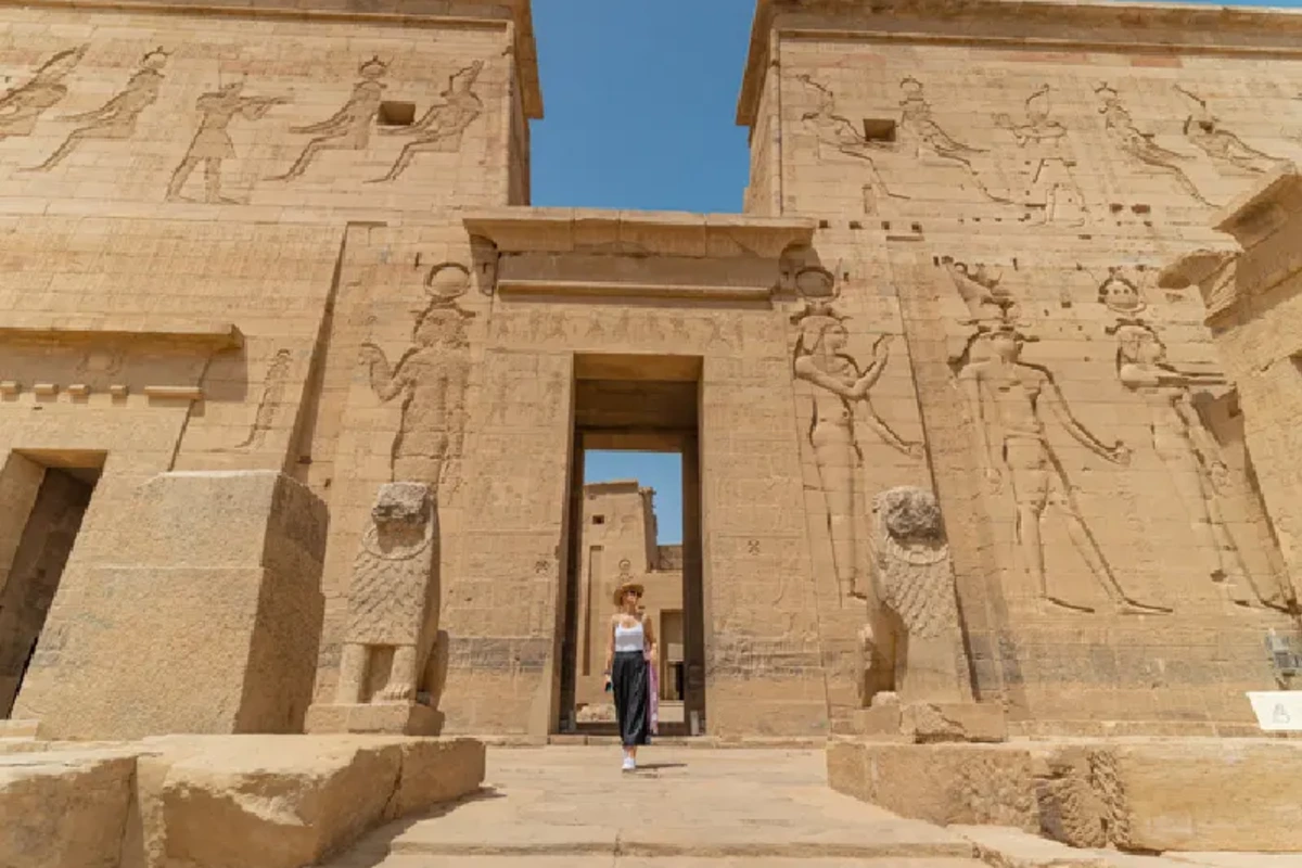 Mujer caminando por el Templo de Filae, Templo de Isis, en Asuán, Egipto , Viaje a Egipto con Crucero por el Nilo