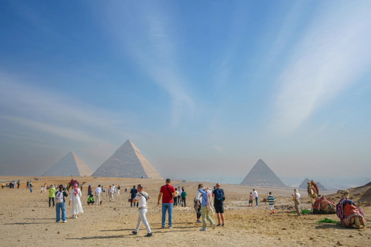 Des touristes visitant les pyramides de Gizeh, en Égypte, Séjour au caire