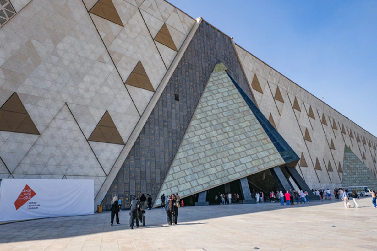 Vue extérieure du Grand Musée Égyptien (GEM), Séjour au caire