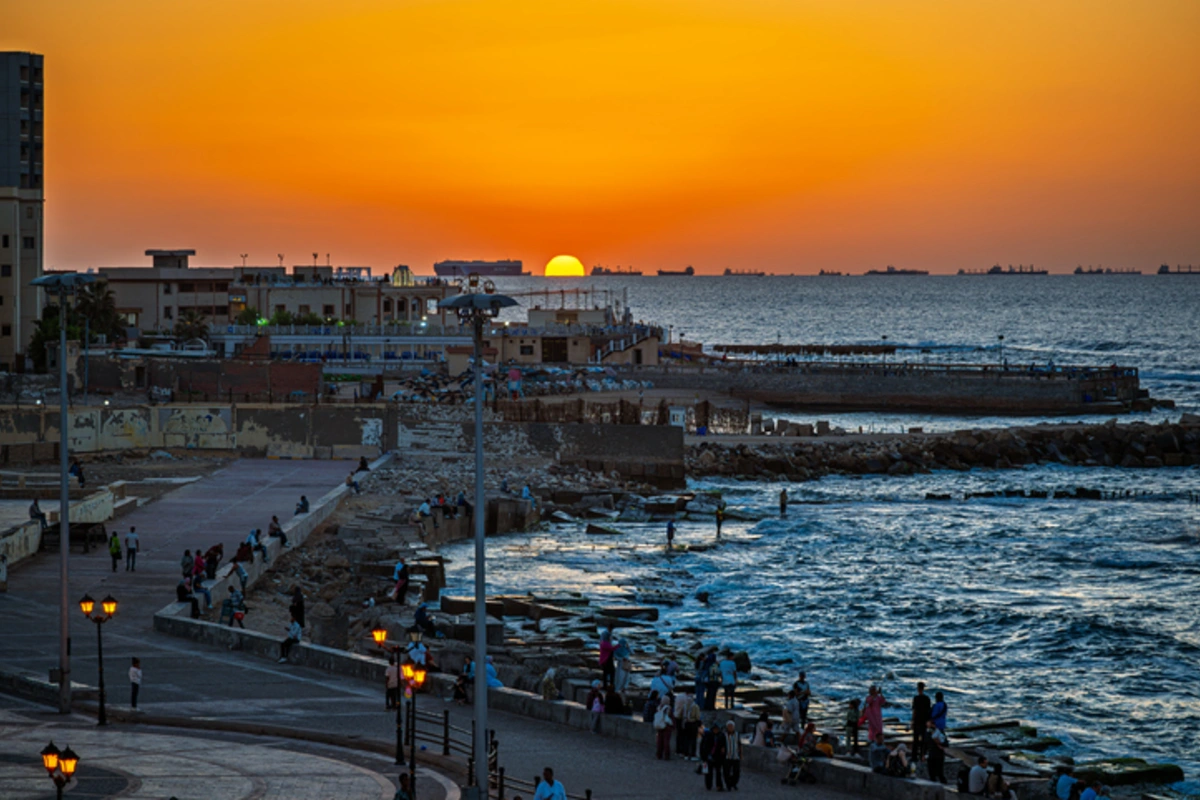Coucher de soleil sur la mer Méditerranée, près de la promenade de Qaitbay, à Alexandrie, à l'emplacement de l'ancien phare, Séjour au caire