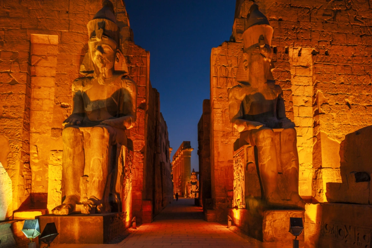 Les statues colossales des pharaons à l'entrée du temple de Louxor, en Égypte – Croisière sur le Nil egypt