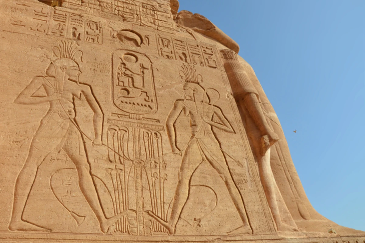 Vue extérieure des temples d'Abou Simbel et de leurs statues colossales en Égypte, Voyage en Égypte tout compris