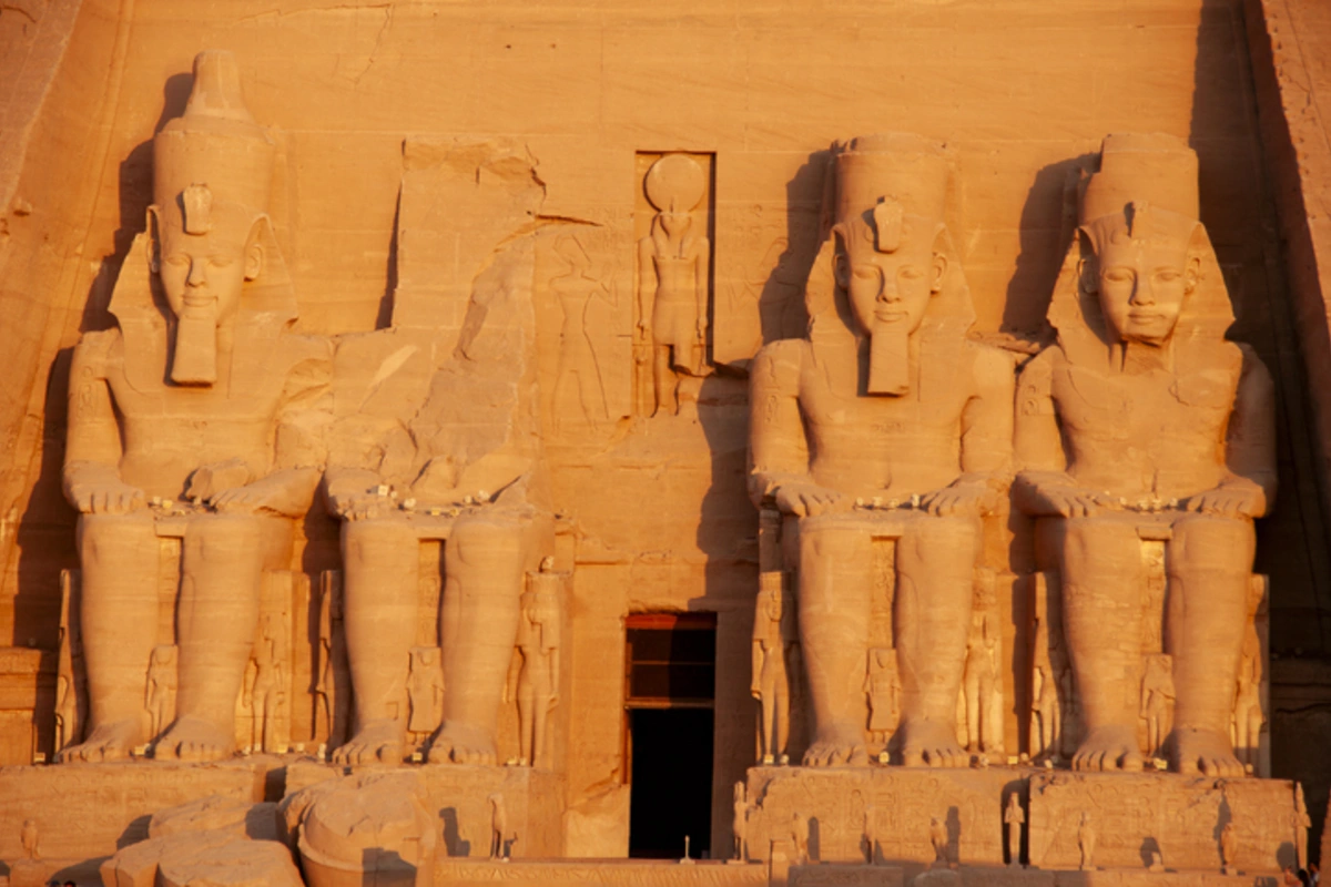 Lever du soleil sur le temple de Ramsès II à Abou Simbel, Voyage en Égypte tout compris