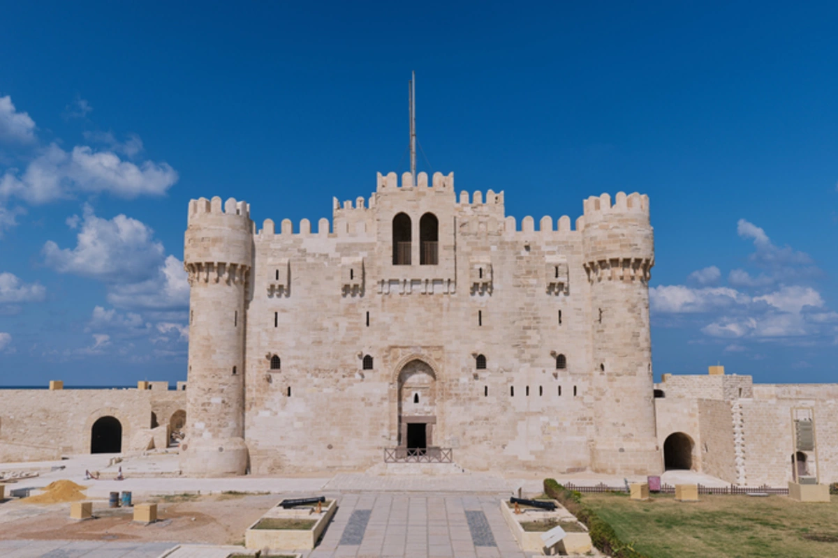 Façade en pierre et canons de la citadelle de Qaitbay à Alexandrie, Voyage organisé egypt 10 jours.