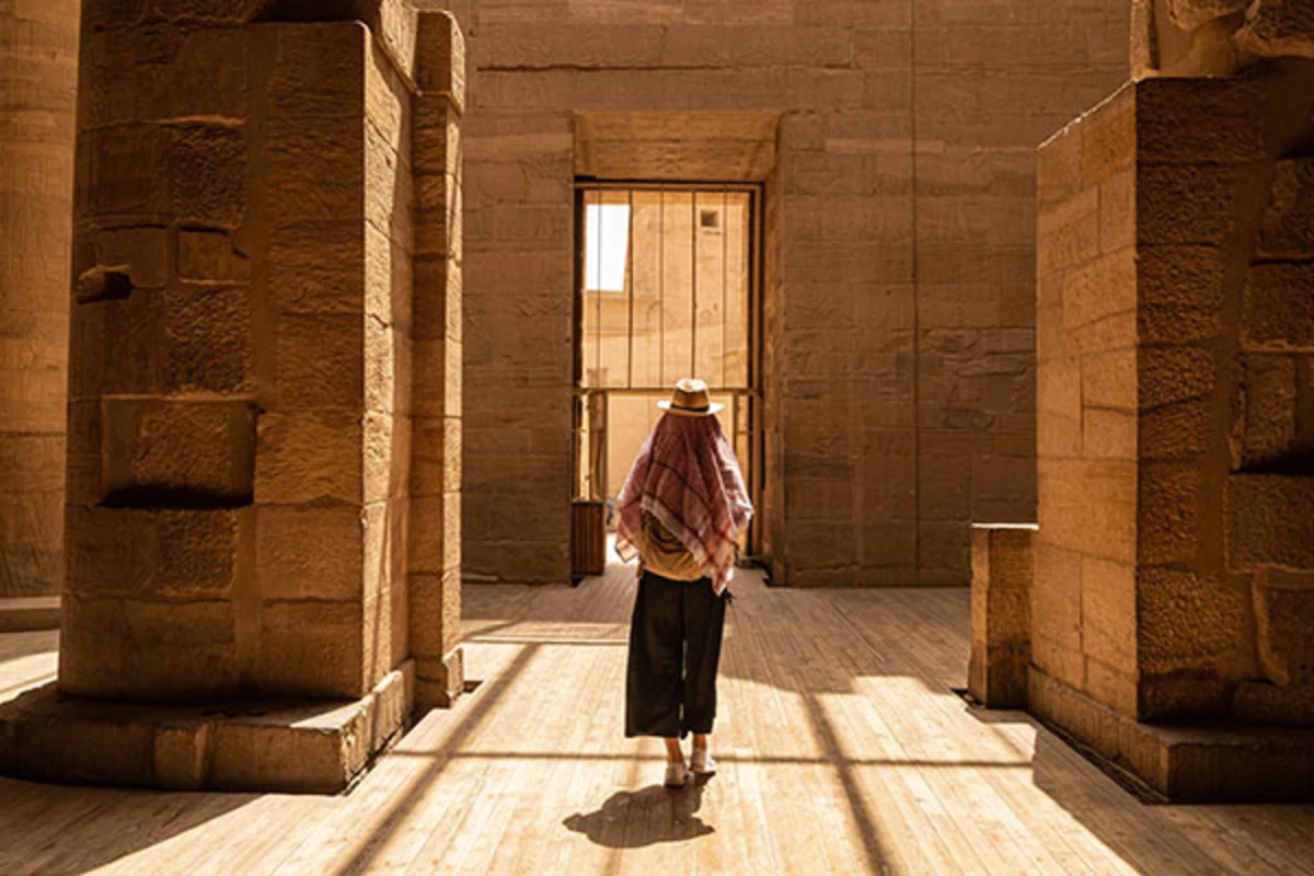 Reliefs der Göttin Isis im Philae Tempel bei Assuan