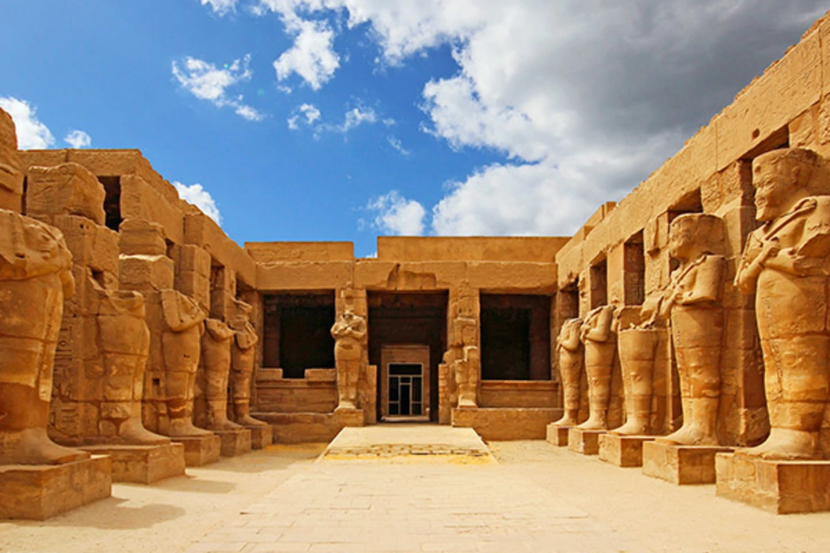 Antike Ruinen des Karnak-Tempels mit imposanten Säulen und historischen Bauwerken in Luxor, Ägypten.