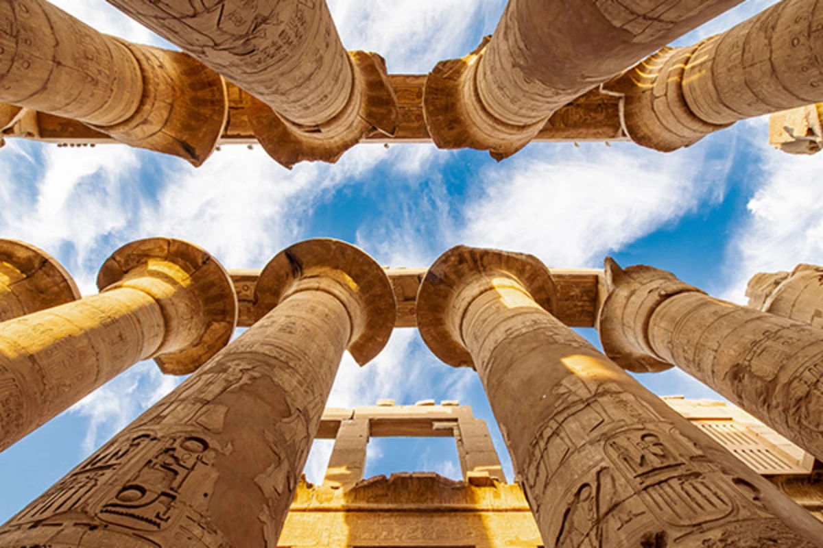 Monumentaler Eingang des Luxor-Tempels mit antiken Säulen und historischen Bauwerken in Luxor, Ägypten.