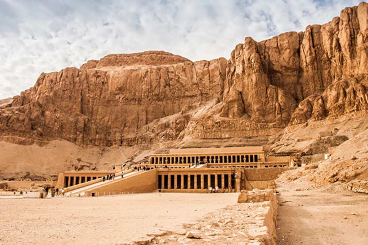 Einige Säulen des Hatschepsut-Tempels in Luxor ohne Menschen
