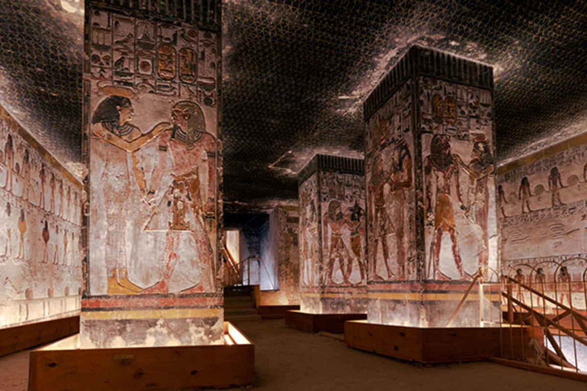 Ankh-, Djed- und Was-Hieroglyphen im Hatschepsut-Tempel in Deir el-Bahar