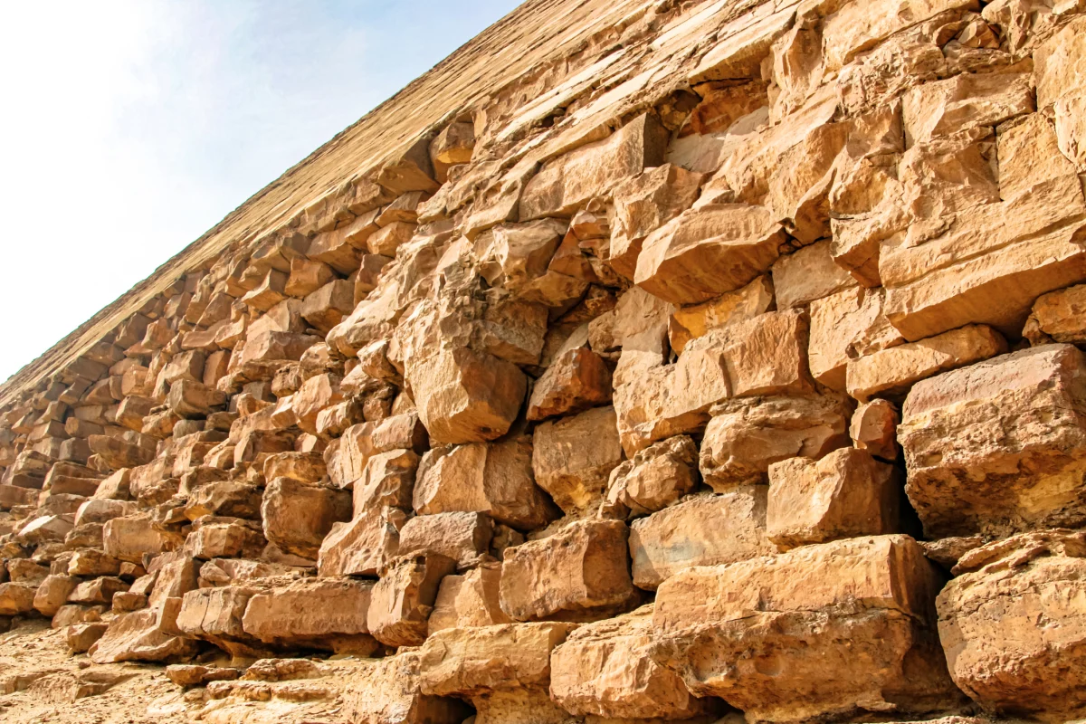 Verborgene Schätze der Knickpyramide