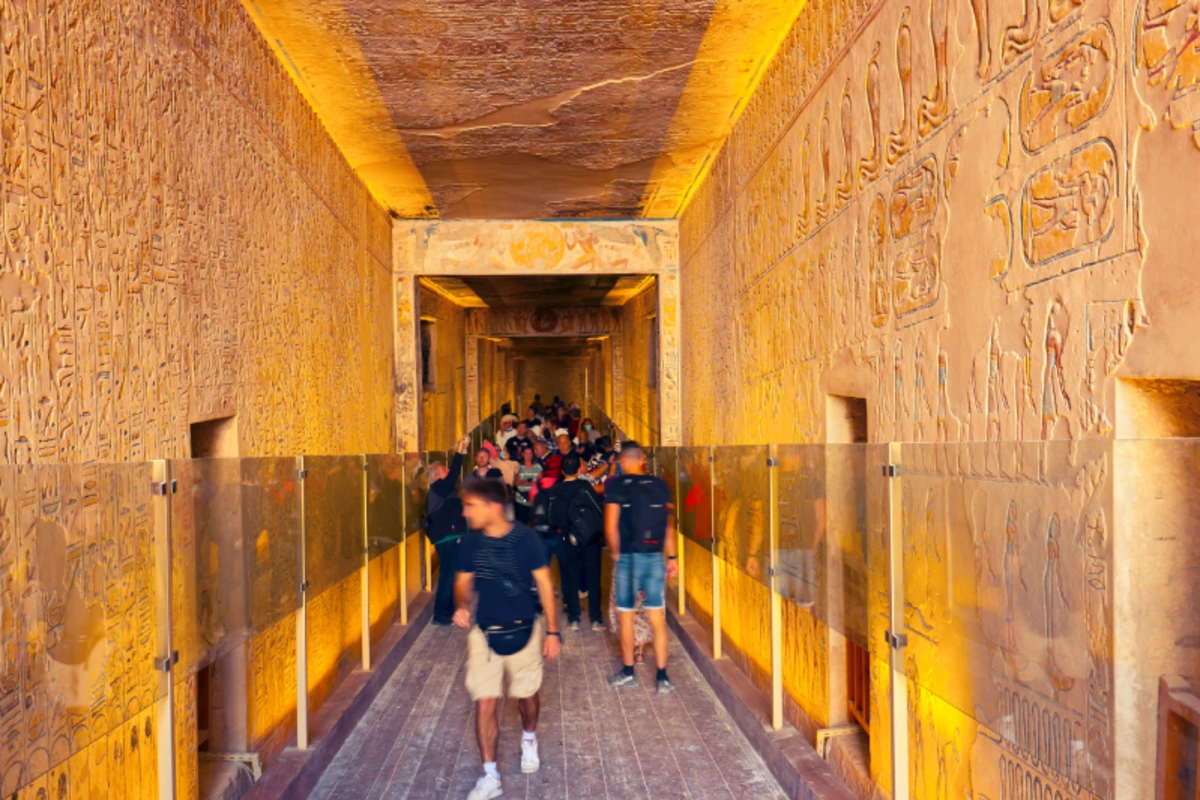 Bemalte Wände und hieroglyphische Texte in einem Königsgrab