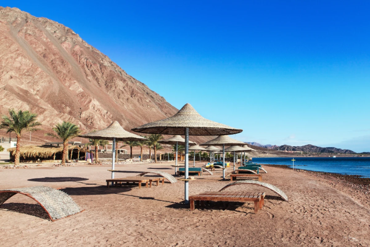 Sonnenschirme am Taba Beach in Ägypten