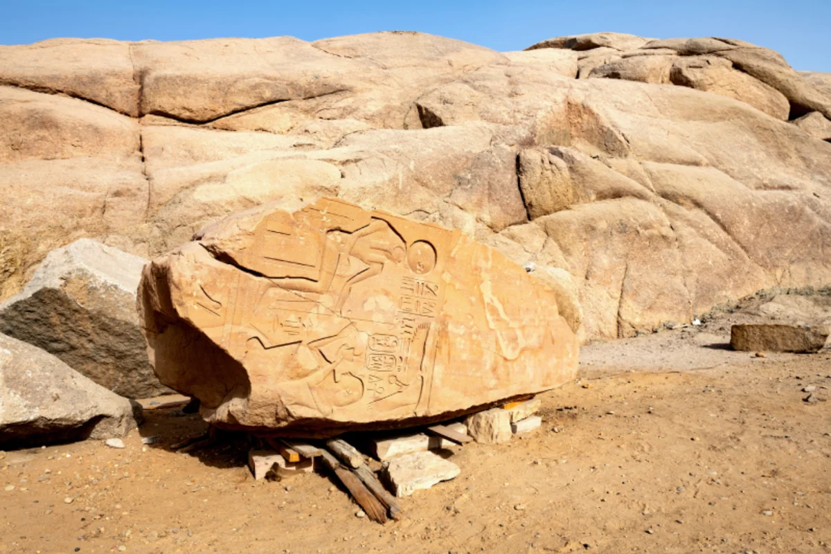 Blick auf einen Teil eines Obelisken im Granitsteinbruch in Assuan