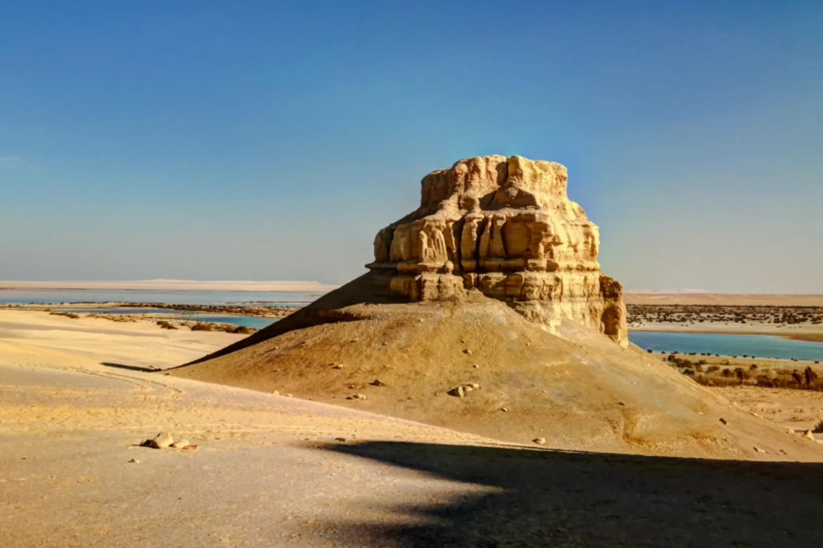 Das Tal des Wadi El-Rayan erstreckt sich über eine Fläche von 1759 km2, von denen 113 km2 das dominierende Gewässer der Seen des Wadi El-Rayan sind