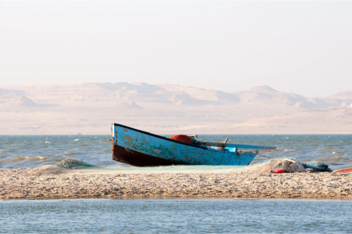 Ein Fischerboot strandete am Ufer des Qarun-Sees, einem Salzwassersee neben der Fayoum-Oase in Ägypten