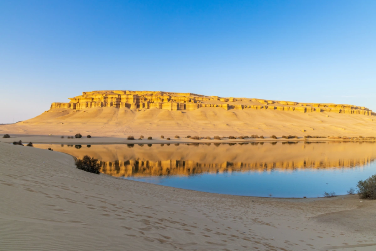 Qarun-See in der Faiyum-Oase, Ägypten – faszinierende Spiegelungen im ruhigen Wasser der Wüstenlandschaft.