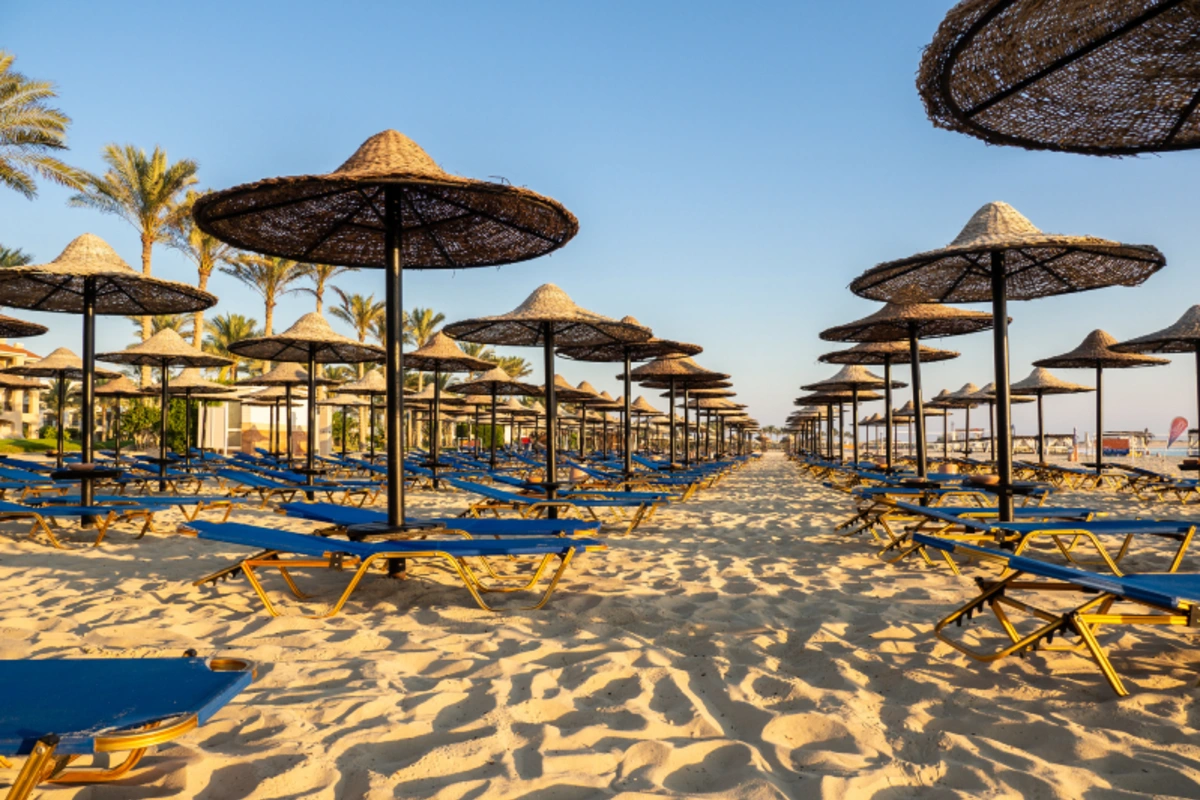 Idyllischer Strand in Marsa Matruh mit entspannter Atmosphäre