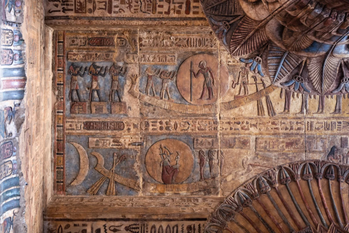 Besucher im Esna Tempel erkunden antike ägyptische Kunstwerke