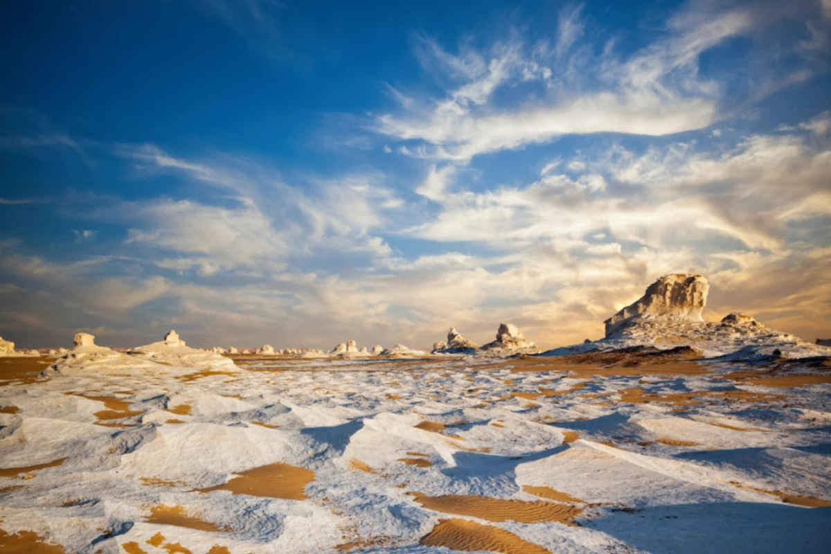Weiße Wüste Ägyptens bei Sonnenuntergang mit bizarren Felsformationen.