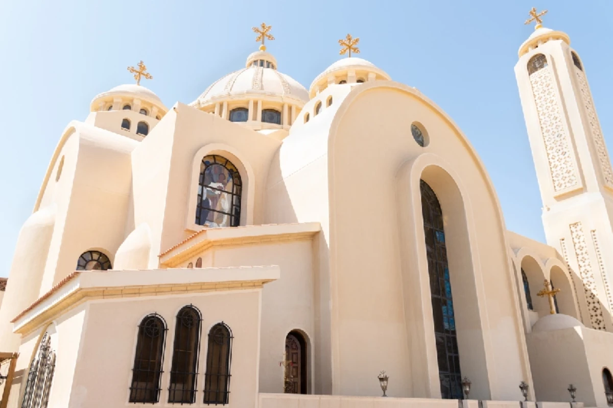 Wie unterscheiden sich koptisch-orthodoxe, katholische und protestantische Kirchen in Ägypten voneinander?