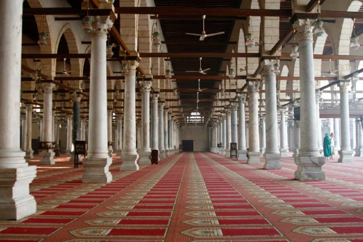 Reihen von Marmorsäulen im Gebetsraum der Moschee