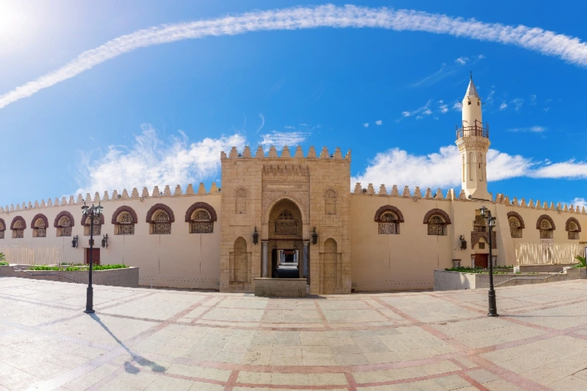 Blick in den Gebetsraum im Hypostyl-Stil der Moschee