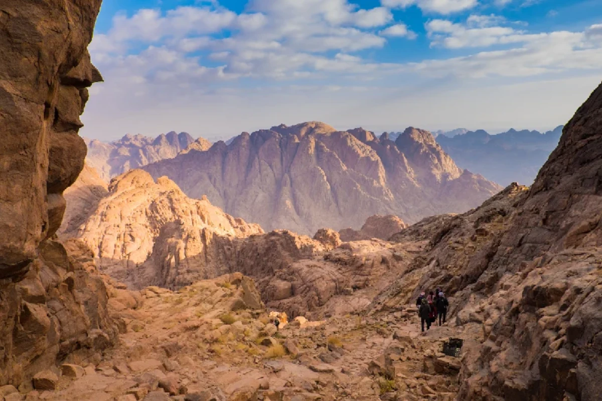 Viele Pilger gehen vom Gipfel des Berges Sinai (Moses Berg) in Ägypten hinunter