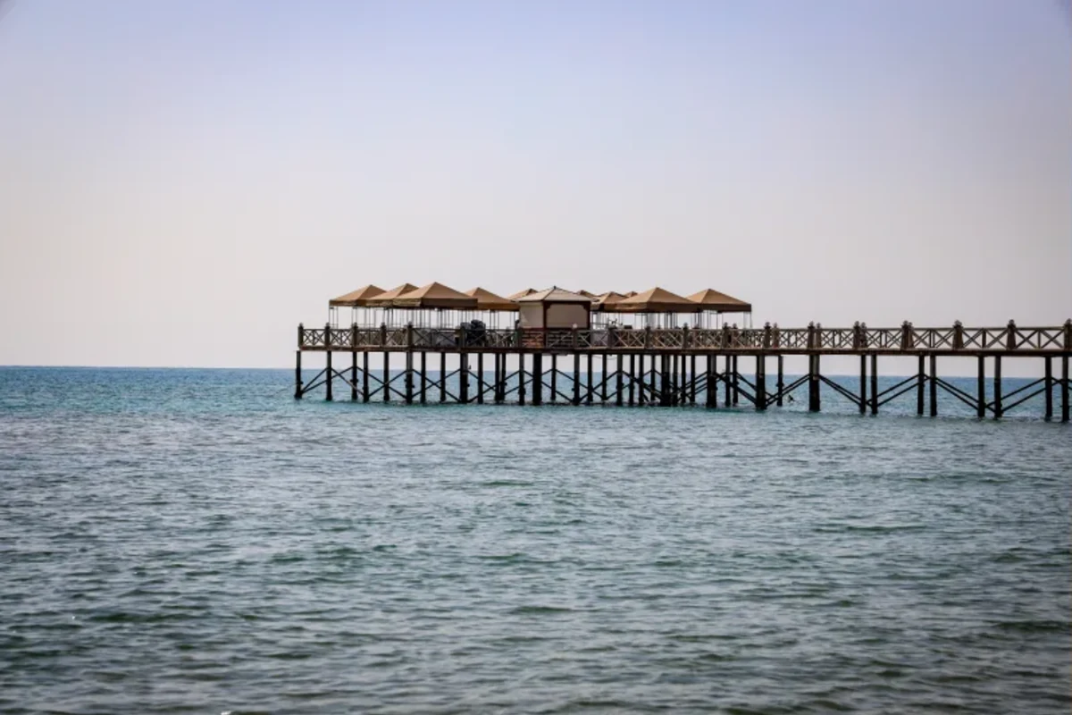 Ein idyllischer Sandstrand in Ain Sokhna am Roten Meer mit türkisblauem Wasser, feinem goldenen Sand und einer ruhigen Atmosphäre – ideal zum Entspannen, Schwimmen und Sonnenbaden.