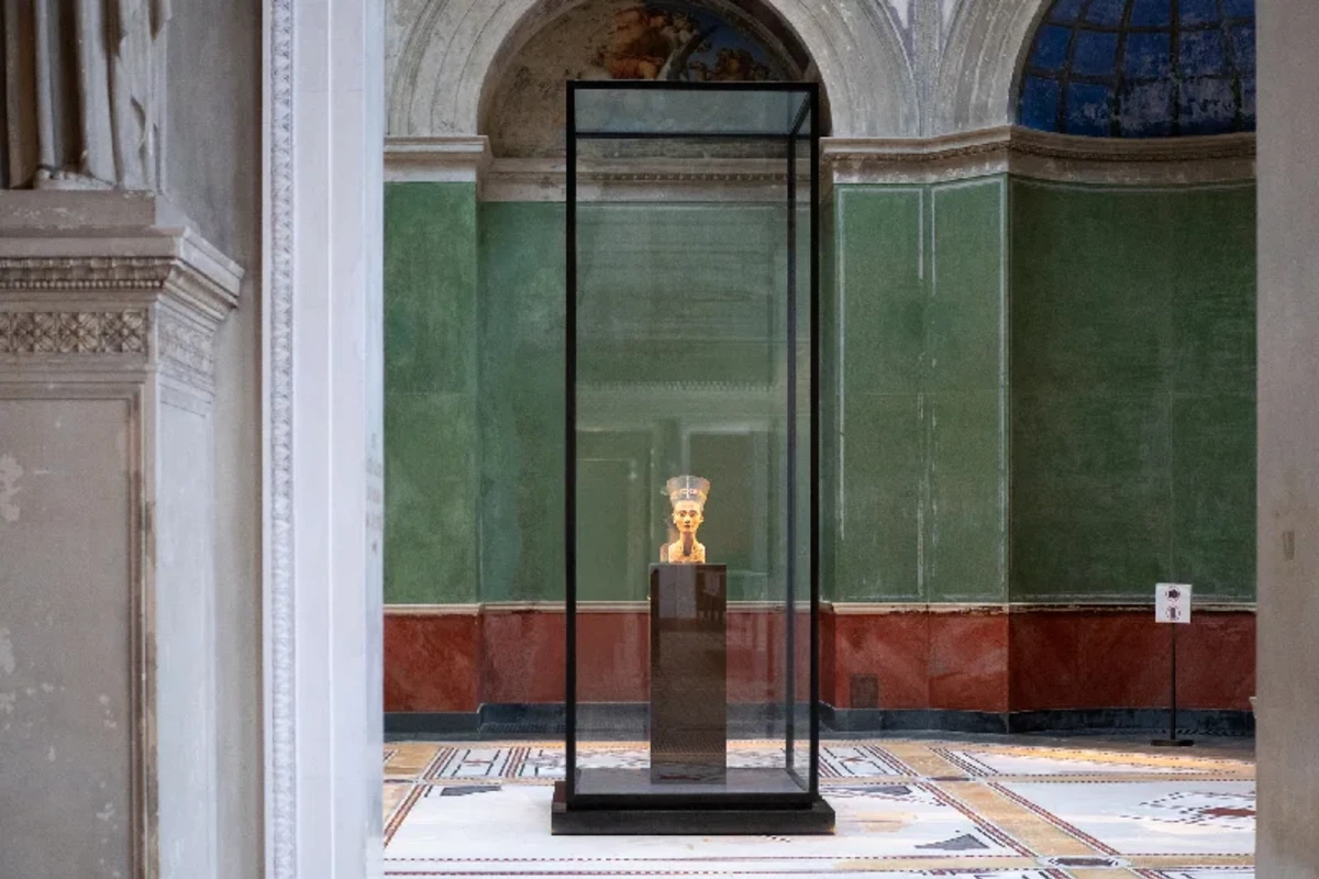Weltberühmte Büste der Königin Nofretete im Neuen Museum Berlin