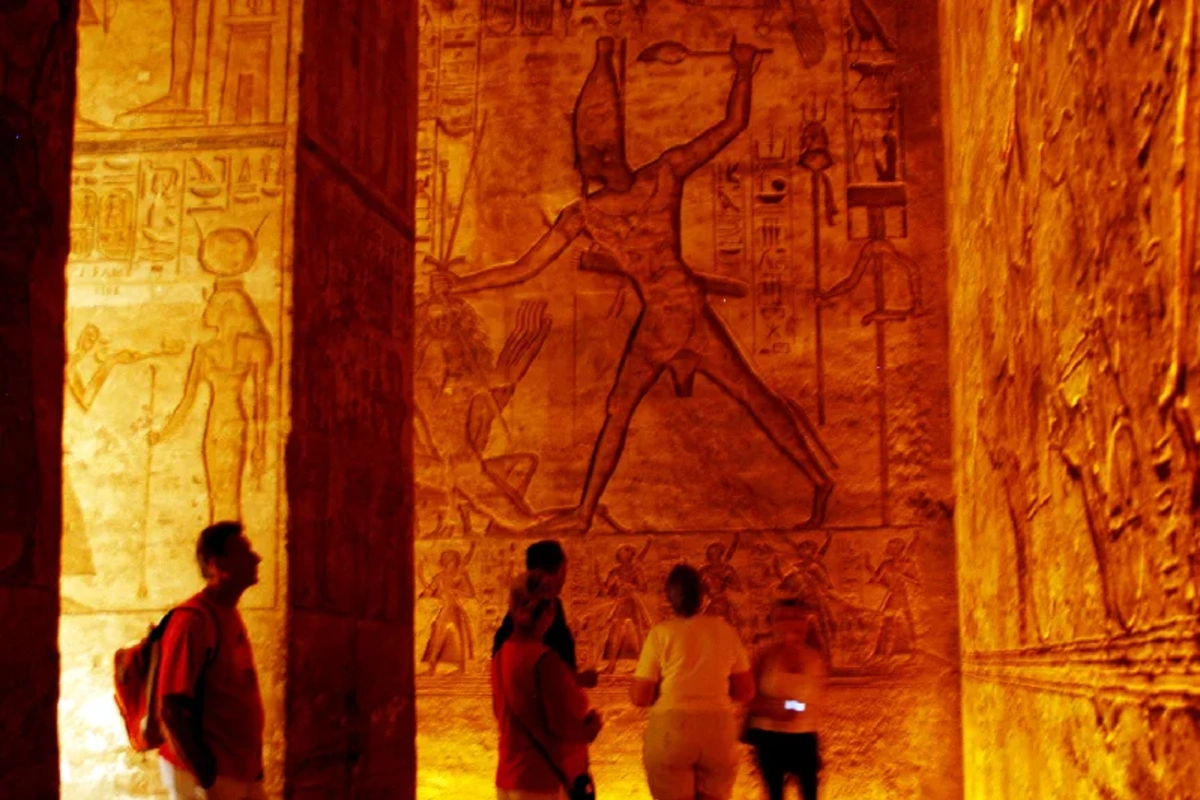 Beeindruckender Großer Tempel von Abu Simbel mit den Statuen von Ramses II.