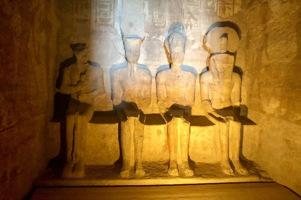 Sonnenstrahl in der zentralen Kammer von Abu Simbel während des Sonnenfestivals