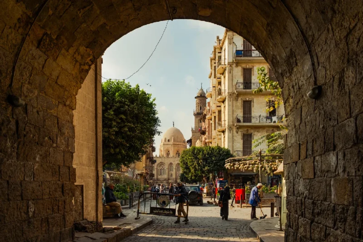 Touristen besuchen den historischen Qalawun-Komplex in der Al-Muizz-Straße in Kairo