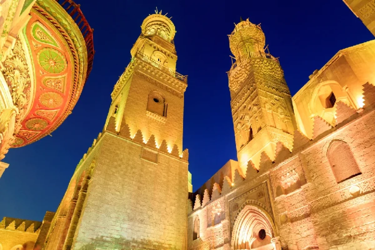 Historischer Qalawun-Komplex in der Al-Muizz-Straße bei Nacht, Kairo