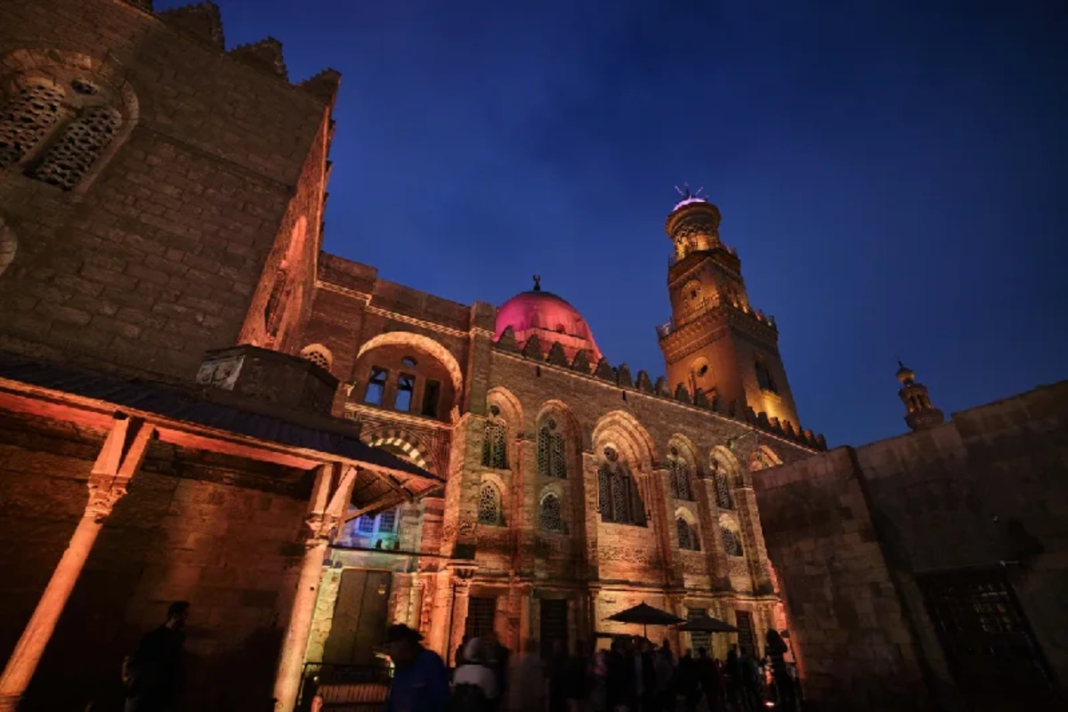 Historischer Qalawun-Komplex in der Al-Muizz-Straße in Alt-Kairo mit islamischer Architektur