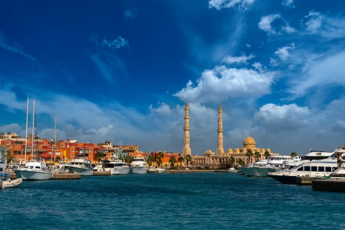 Moschee und Hafen von Hurghada am Roten Meer in Ägypten