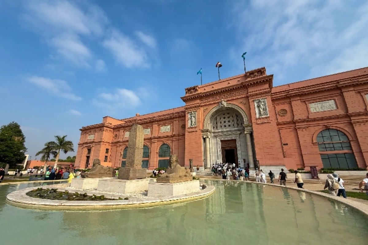 Fassade des Ägyptischen Museums mit dekorativem Brunnen und antikem Obelisken