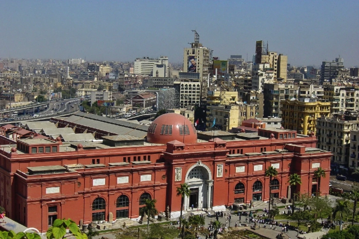 Ägypten – Panoramablick auf das Ägyptische Museum in Kairo zur Mittagszeit