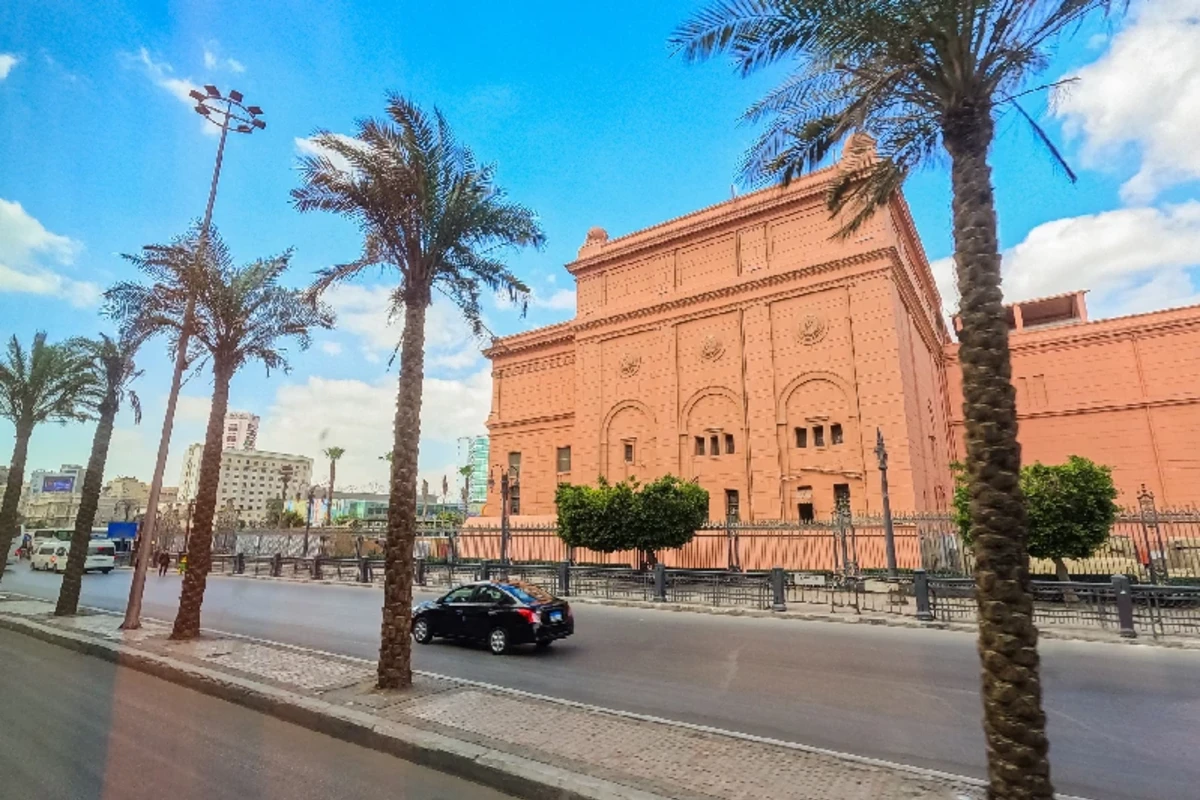 Das Ägyptische Museum in Kairo aus seitlicher Perspektive