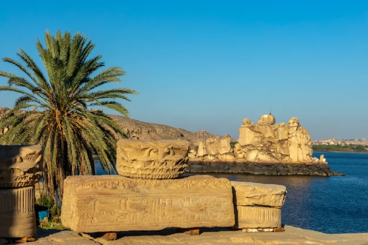 Behauene Steine mit kunstvollen Reliefs im Philae-Tempel in Assuan, Ägypten