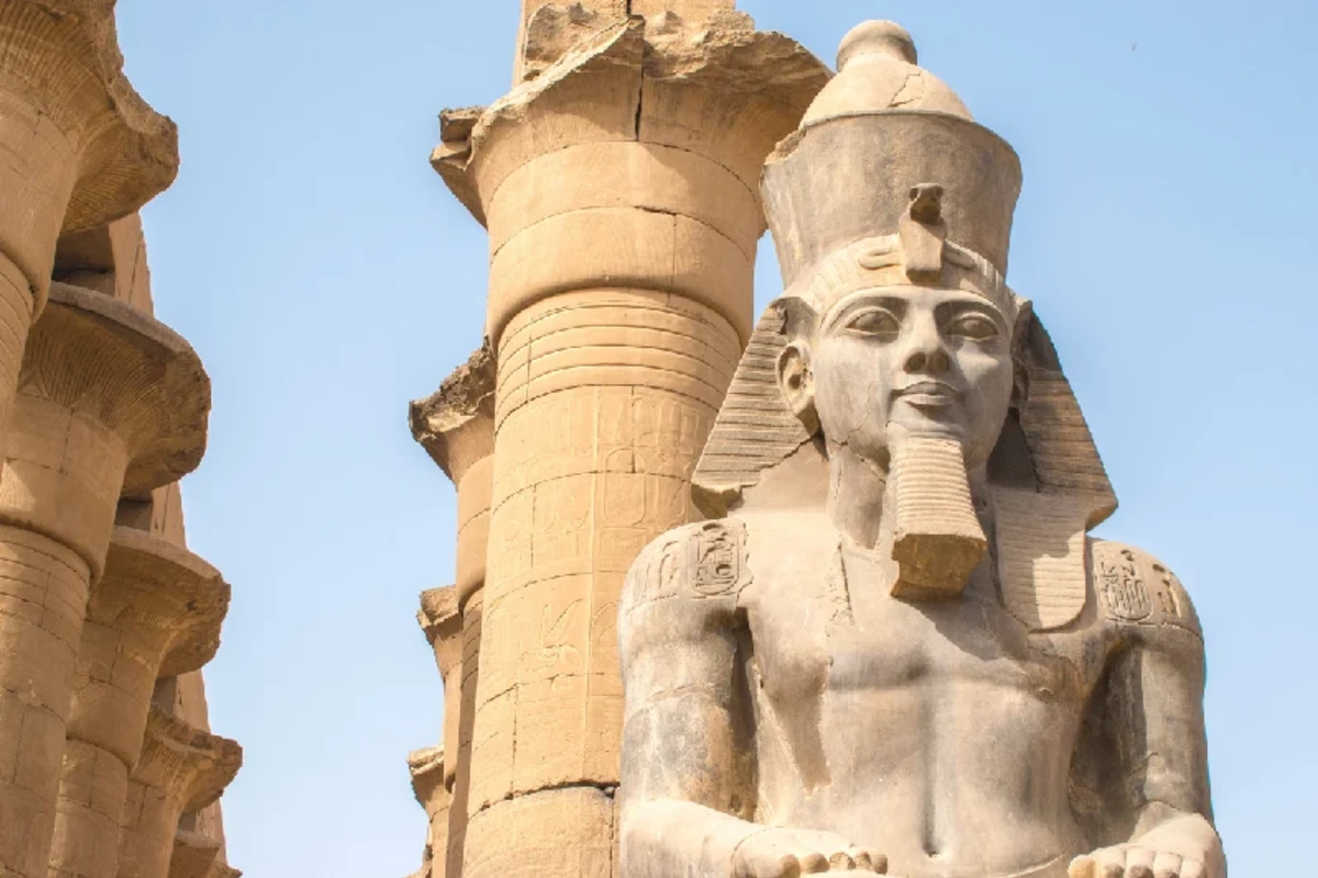 Detailansicht einer kunstvoll gearbeiteten Statue von Ramses II. im historischen Luxor-Tempel in Ägypten.