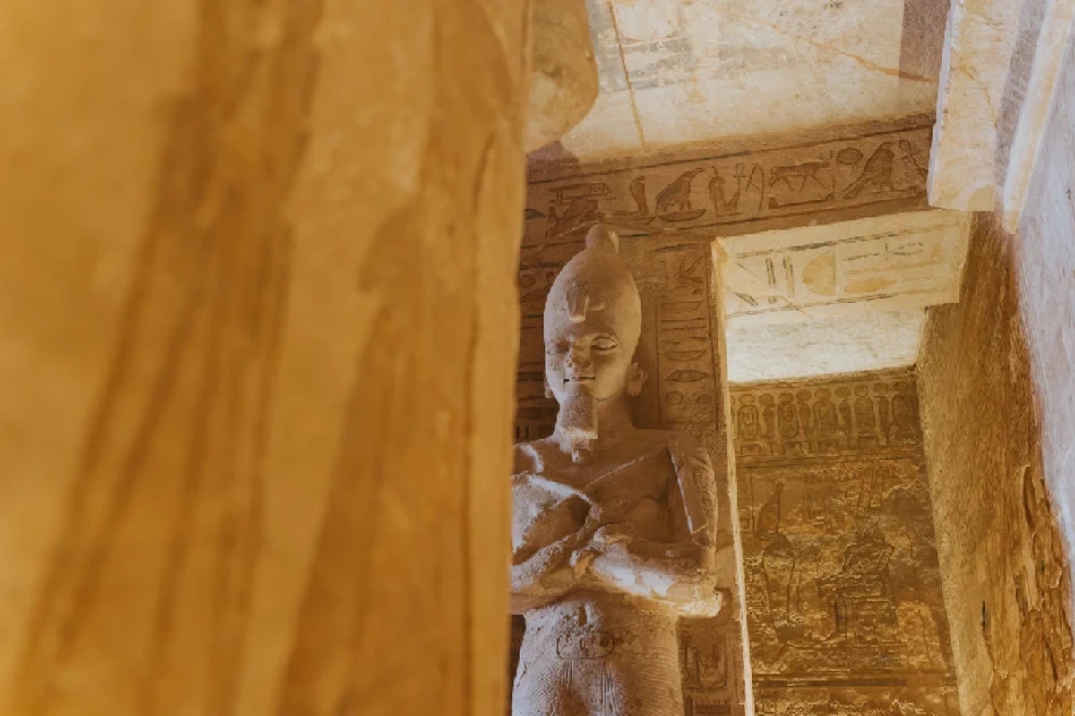 Majestätische Kolossalstatue von Ramses II. vor dem Tempel von Abu Simbel in Ägypten.